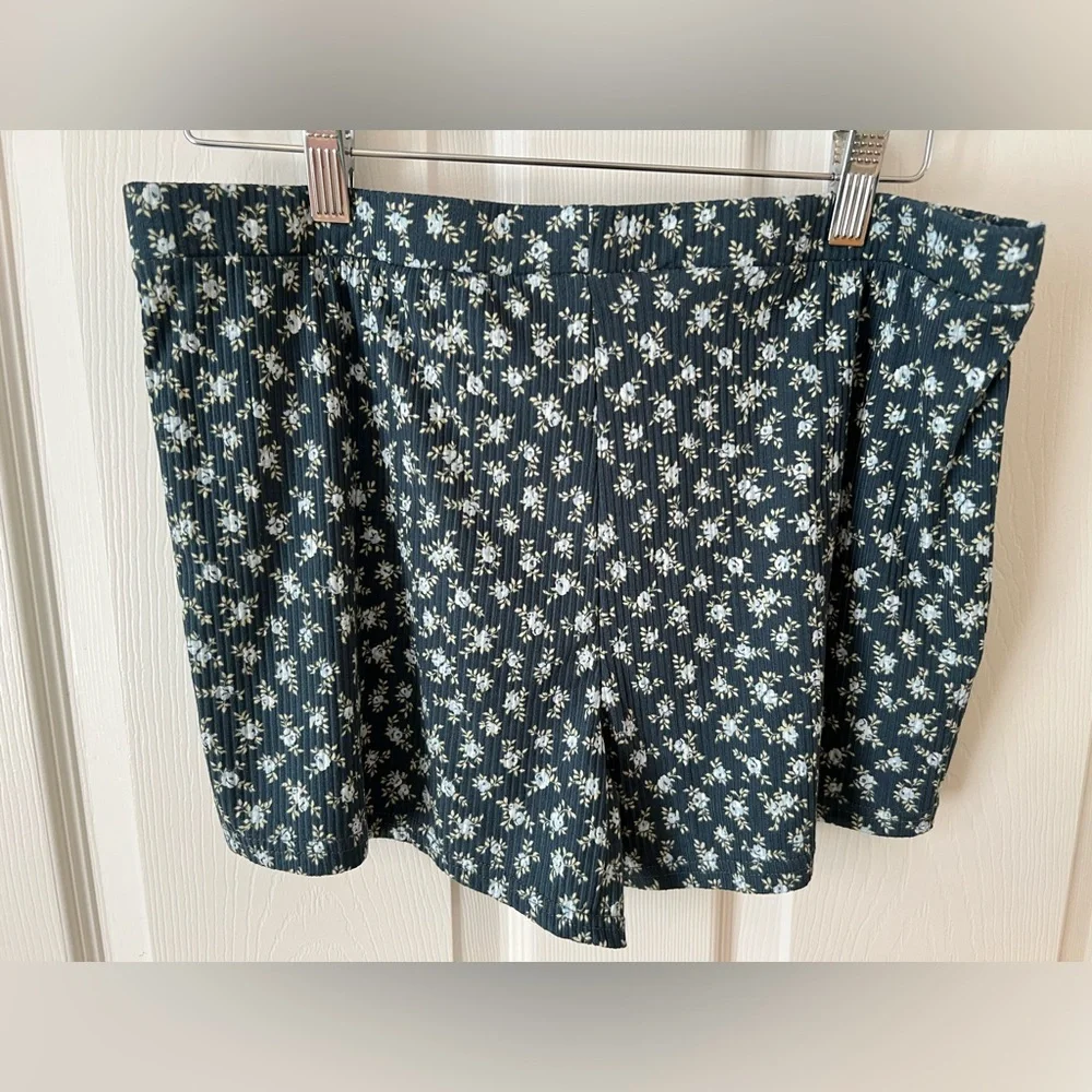 Laura Ashley floral cottagecore Soft Short Sleeve Top/Shorts Pajama Set Sz: L - Picture 12 of 16